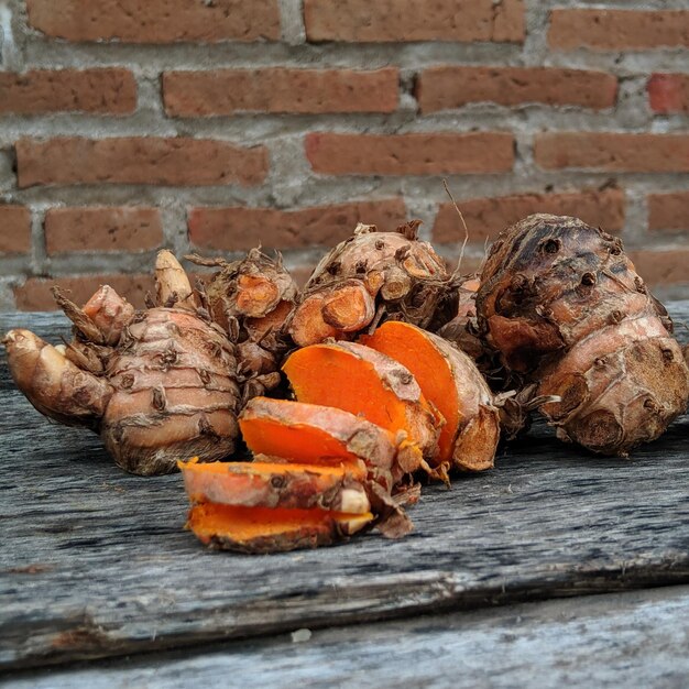 Foto close-up van kurkuma op een houten muur