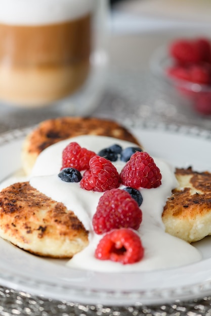 Close-up van kwarkpannenkoekjes met bosbessen en frambozen