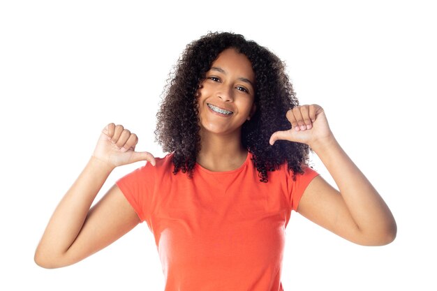 Close up van lachende kleine Afro-Amerikaanse vrouw met een rood t-shirt geïsoleerd.