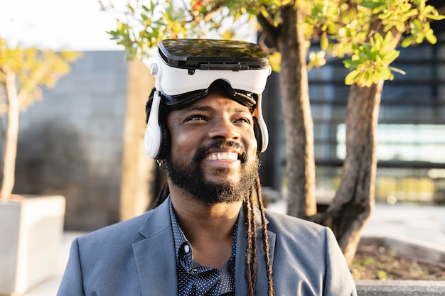 Close-up van lachende man met virtual reality-bril