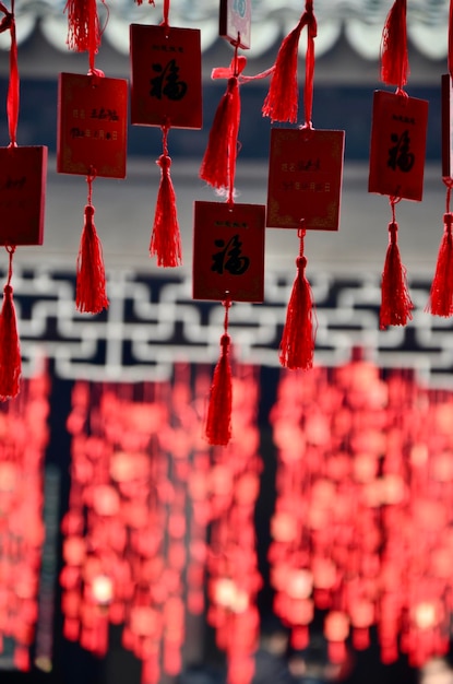 Foto close-up van lantaarns die in de tempel hangen