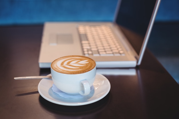 Close-up van laptop en koffie op tafel