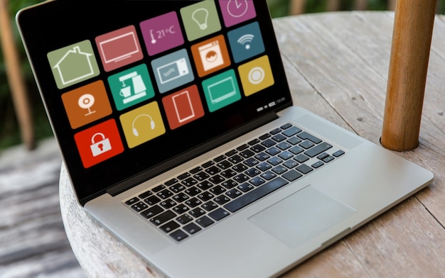 Close-up van laptop met smart home iconen op het scherm