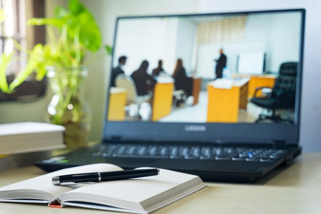 Foto close-up van laptop op tafel