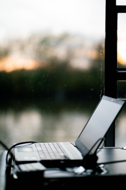 Foto close-up van laptop op tafel