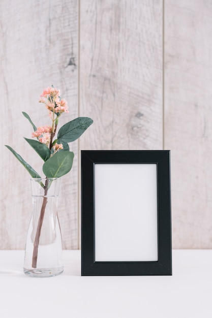 Close-up van leeg afbeeldingsframe met bloemenvaas