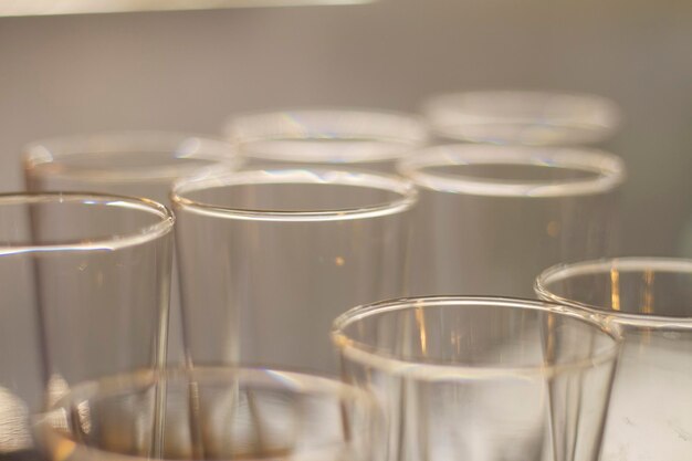 Foto close-up van lege glazen op tafel