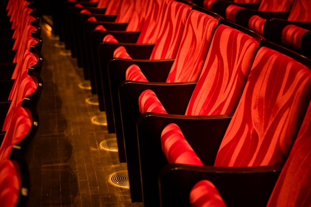Close-up van lege roodgekleurde stoelen in een bioscoop zonder persoon
