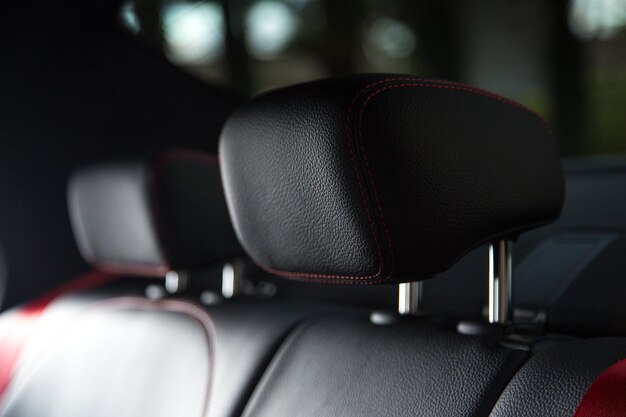 Foto close-up van lege stoelen in de bus