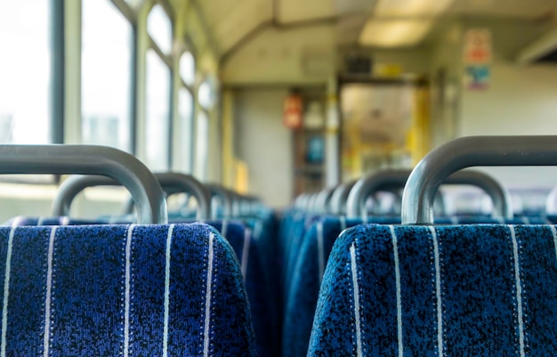 Foto close-up van lege stoelen in de trein