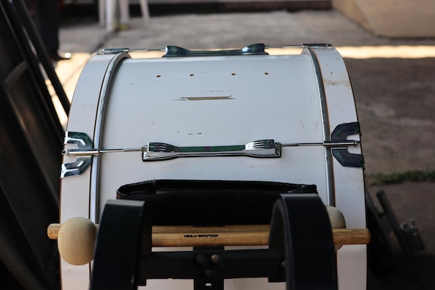 Foto close-up van lege stoelen op tafel