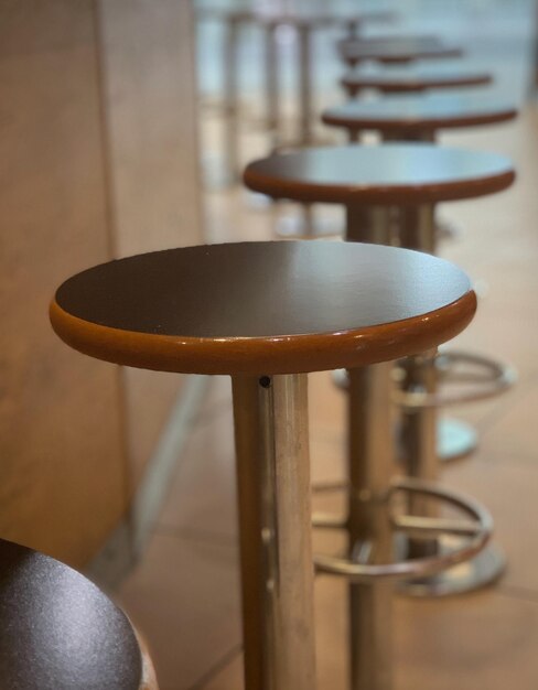 Close-up van lege stoelen op tafel