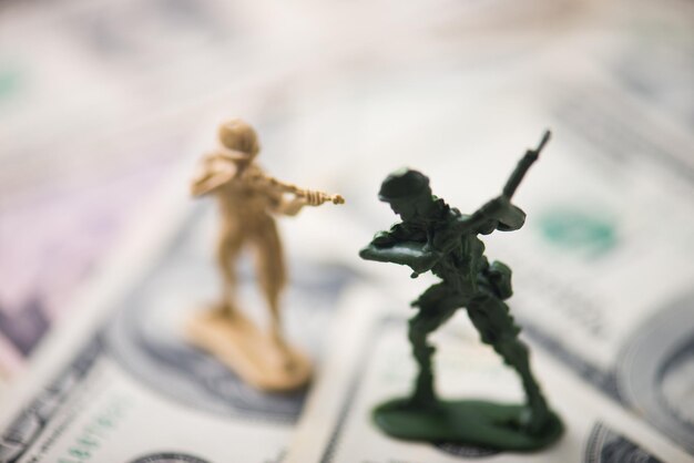 Foto close-up van legersoldaten figuren op papiergeld