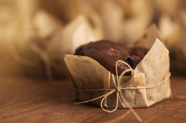 Close-up van lekkere chocolademuffins op de houten tafel