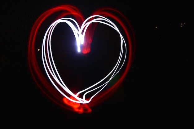 Close-up van lichtsporen op een zwarte achtergrond