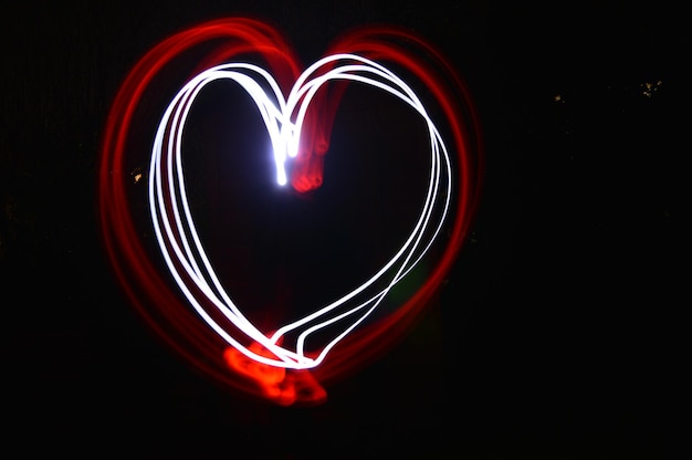 Foto close-up van lichtsporen op een zwarte achtergrond