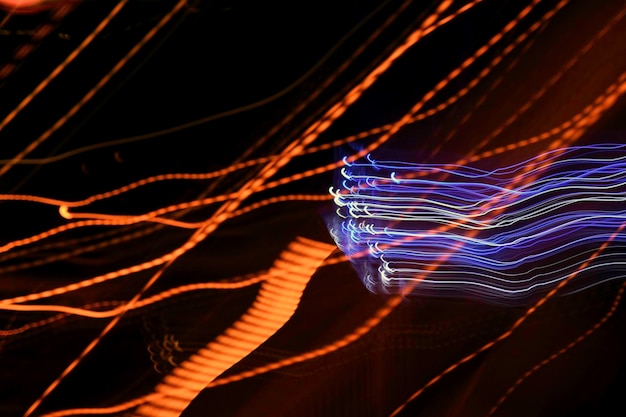 Close-up van lichtsporen tegen een zwarte achtergrond