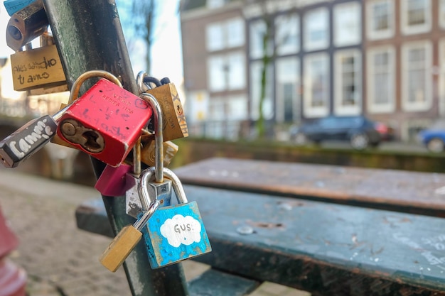 Foto close-up van liefdeshangsloten op de reling tegen het gebouw