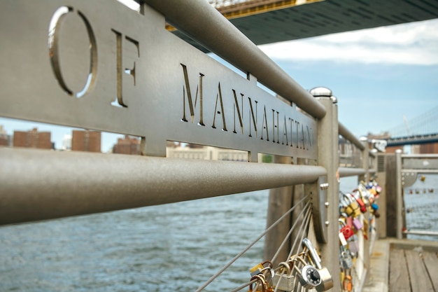 Close-up van liefdessloten in hek met East River van New York City op de achtergrond