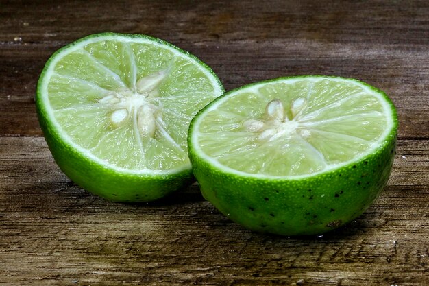 Foto close-up van limoensnijden op tafel