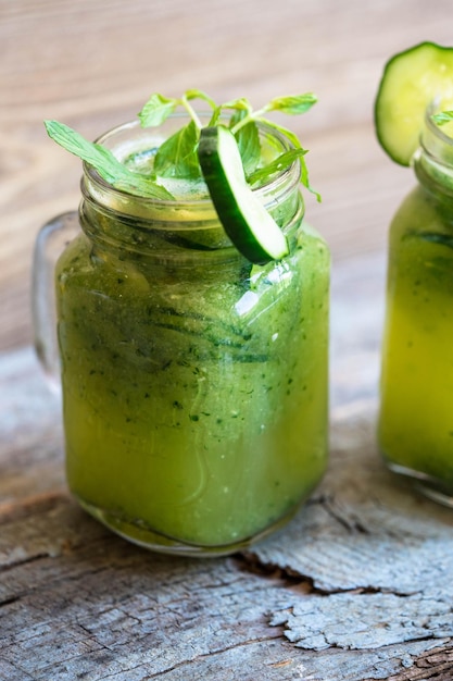 Foto close-up van limonade op tafel