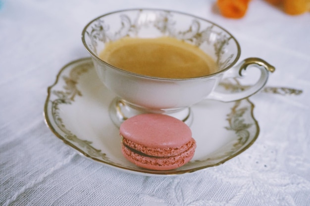 Close-up van macaroon en koffie op tafel