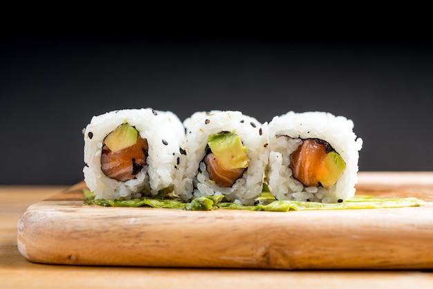 Close-up van maki sushi op het bedieningsbord