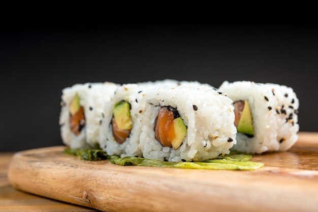 Close-up van maki sushi op het bedieningsbord