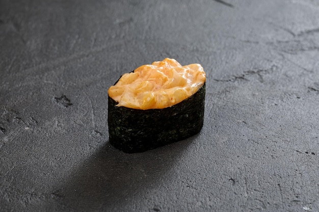 Close-up van maki sushi roll op stenen tafel
