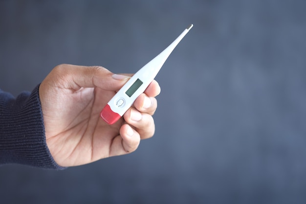 Close up van man hand met digitale thermometer