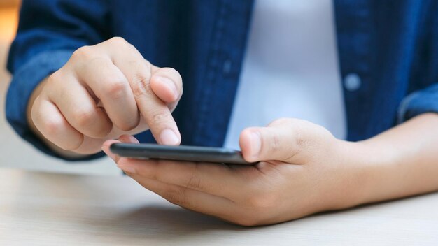 Close up van man hand met mobiele telefoon, mensen op slimme telefoon, technologie levensstijl