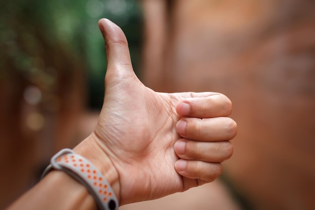 Close-up, van, man, hand, pose, met, vingertje, duim omhoog