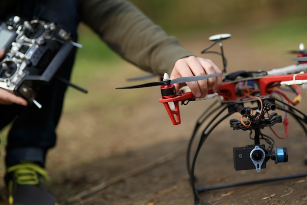 Close-up van man hand vaststelling propeller drone