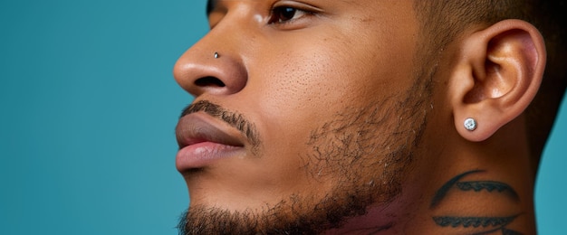 Close-up van man met baard en piercing