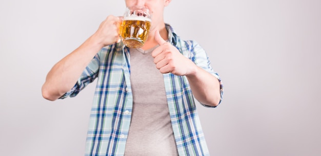 Close up van man met een mok bier. Achtergrond met kopie ruimte.