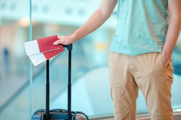 Close-up van man met paspoorten en instapkaart op de luchthaven