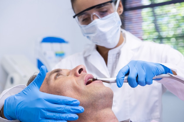Close up van man tandheelkundige behandeling door tandarts