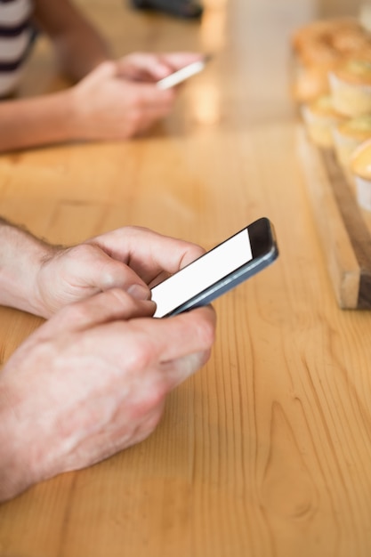 Close-up van man voor SMS-berichten op mobiele telefoon