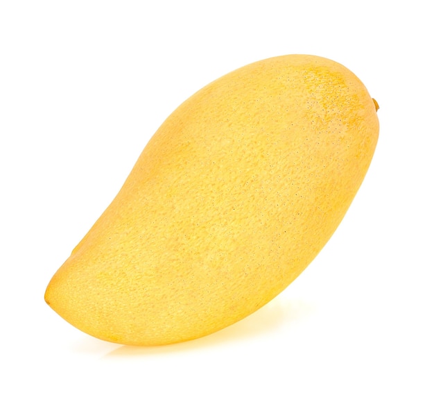 Close-up van mango tegen een witte achtergrond