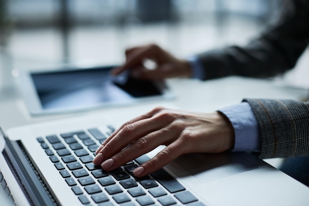 Close-up van mannelijke handen met een laptop op kantoor