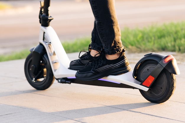 Close-up van mannelijke rijden op elektrische scooter moderne transportgadget en populair futuristisch apparaat