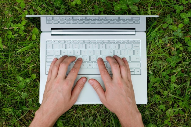 Foto close-up van mannenhand typen op laptop
