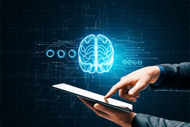 Close-up van mannenhand wijzend op mobiele telefoon met gloeiend hersenhologram op wazige donkere circuitachtergrond Kunstmatige intelligentie en machine learning concept