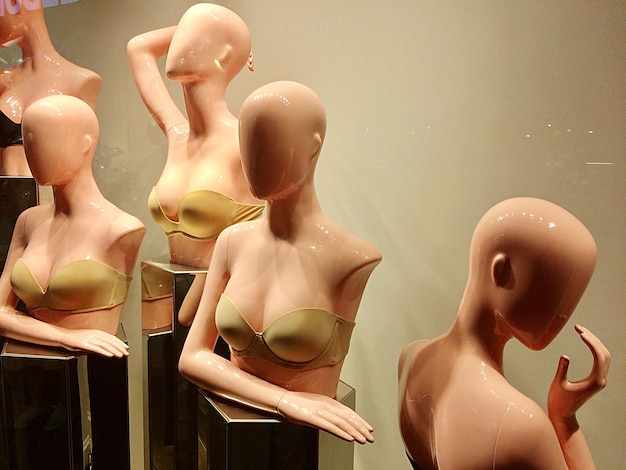 Foto close-up van mannequins in de winkel te koop