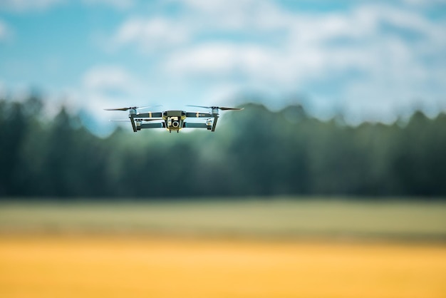 Close-up van Mavic Pro vliegend tegen de lucht