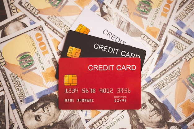 Close-up van meerdere creditcards geplaatst op de achtergrond van de dollar Variabele financiën en economie de last van de inflatie