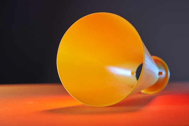 Close up van megafoon op oranje achtergrond