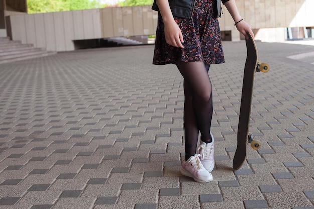 Close up van meisje met het skateboard