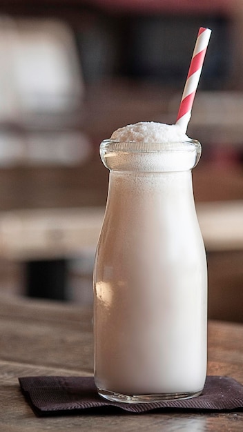 Close-up van melk in fles op tafel