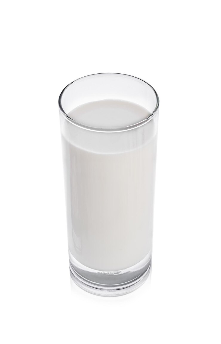 Foto close-up van melk tegen een witte achtergrond